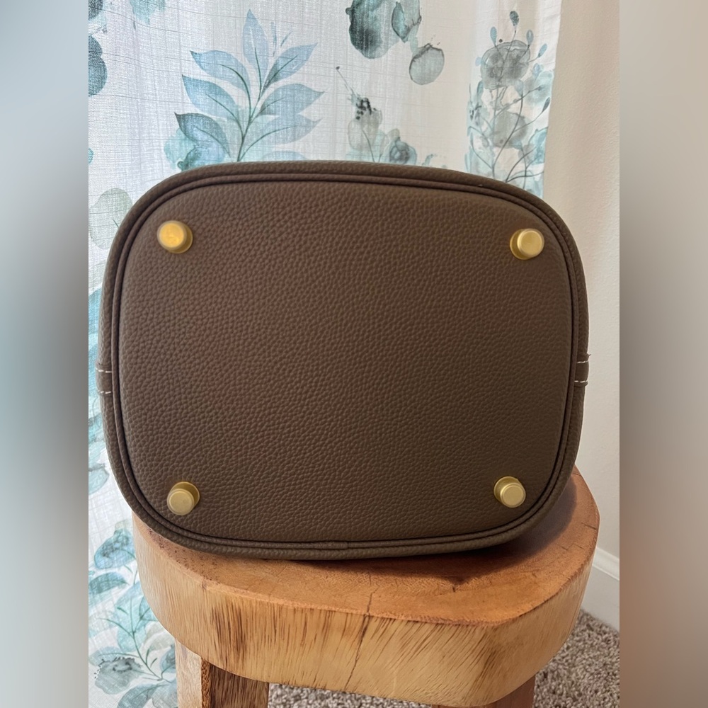 Leather bucket bag with lock - Picture 4 of 5